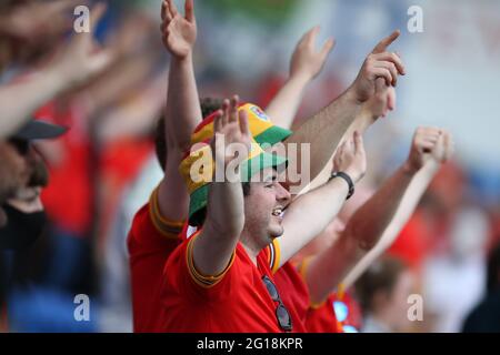 Cardiff, Großbritannien. Juni 2021. Fußballfans aus Wales .Football internationales Freundschaftsspiel, Wales gegen Albanien im Cardiff City Stadium in Cardiff, South Wales am Samstag, 5. Juni 2021. Nur zur redaktionellen Verwendung. Bild von Andrew Orchard/Andrew Orchard Sports Photography/Alamy Live News Credit: Andrew Orchard Sports Photography/Alamy Live News Stockfoto