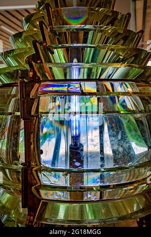 Die Fresnel-Linse des vierten Ordens, die einst im Ship Island Lighthouse untergebracht war, ist im Maritime and Seafood Industry Museum in Biloxi, Mississippi, abgebildet. Stockfoto