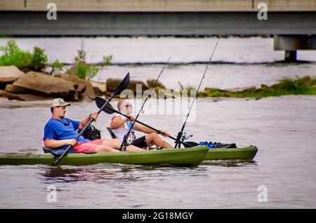 Zwei Fischer fahren mit dem Kajak über die Biloxi Bay, die am 29. Mai 2021 in Biloxi, Mississippi, zur Biloxi Bay Bridge führt. Stockfoto