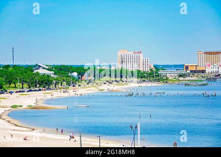 Am Memorial Day Wochenende, dem 30. Mai 2021, tummeln sich die Menschen am Biloxi Beach in Biloxi, Mississippi. Im Hintergrund befinden sich Harrah’s und Golden Nugget Casinos. Stockfoto