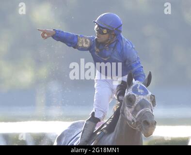 Elmont, Usa. Juni 2021. Luis Saez feiert höchste Qualität, nachdem er am Samstag, 5. Juni 2021, den 153. Lauf der Belmont Stakes Elmont, New York gewonnen hat. Aufgrund der anhaltenden COVID-Bedenken werden in diesem Jahr schätzungsweise 11,000 bis 12,000 Fans an Belmont Stakes teilnehmen. Foto von John Angelillo/UPI Credit: UPI/Alamy Live News Stockfoto