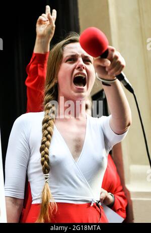 Krakau, Polen. Juni 2021. Jana Schostak sah während ihrer Demonstration Schreie mit einem Mikrofon. Die belarussische Oppositionsaktivistin Jana Schostak demonstrierte während des Protestes „Scream for Belarus“ ihre Opposition gegen Lukaschenkas Herrschaft und die manipulierten Präsidentschaftswahlen. Jana Schostak trägt immer ein Kleid in den Nationalfarben von Belarus. (Foto von Alex Bona/SOPA Images/Sipa USA) Quelle: SIPA USA/Alamy Live News Stockfoto