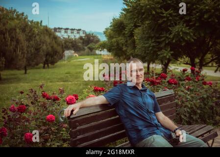 Männer in Rosen Gartenlandschaft, Sommerpark Stockfoto