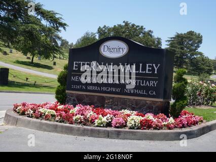 Newhall, California, USA 4. Juni 2021 EIN allgemeiner Blick auf die Atmosphäre des Eternal Valley Memorial Park am 4. Juni 2021 auf dem 23287 Sierra Highway in Newhall, Kalifornien, USA. Foto von Barry King/Alamy Stockfoto Stockfoto