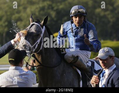 Elmont, Usa. Juni 2021. Luis Saez feiert höchste Qualität, nachdem er am Samstag, 5. Juni 2021, den 153. Lauf der Belmont Stakes Elmont, New York gewonnen hat. Aufgrund der anhaltenden COVID-Bedenken werden in diesem Jahr schätzungsweise 11,000 bis 12,000 Fans an Belmont Stakes teilnehmen. Foto von John Angelillo/UPI Credit: UPI/Alamy Live News Stockfoto