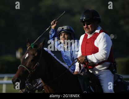 Elmont, Usa. Juni 2021. Luis Saez feiert höchste Qualität, nachdem er am Samstag, 5. Juni 2021, den 153. Lauf der Belmont Stakes Elmont, New York gewonnen hat. Aufgrund der anhaltenden COVID-Bedenken werden in diesem Jahr schätzungsweise 11,000 bis 12,000 Fans an Belmont Stakes teilnehmen. Foto von John Angelillo/UPI Credit: UPI/Alamy Live News Stockfoto