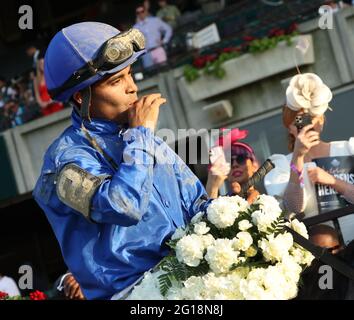 Elmont, Usa. Juni 2021. Luis Saez Rider von essentieller Qualität, feiert am 5. Juni 2021 den Gewinn der Belmont Stakes 153 im Belmont Park in Elmont, New York. Foto von Mark Abraham/UPI Credit: UPI/Alamy Live News Stockfoto