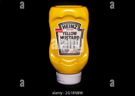 Lancaster, PA.USA - 5. Juni 2021: Eine Squeeze-Flasche Heinz Yellow Senf auf schwarzem Hintergrund für illustrative Editorial. Stockfoto
