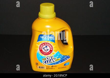 Lancaster, PA.USA - 5. Juni 2021: Eine Flasche Arm und Hammer Oxiclean Waschmittel für illustrative Editorial. Stockfoto