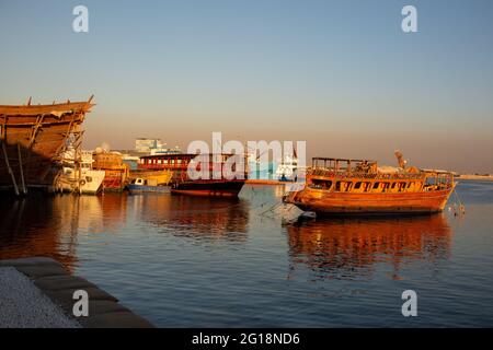 Holzfrachtschiffe badeten in goldenem Sonnenlicht auf Deira's Creek. Dubai, VAE, 12.12.2018 Stockfoto