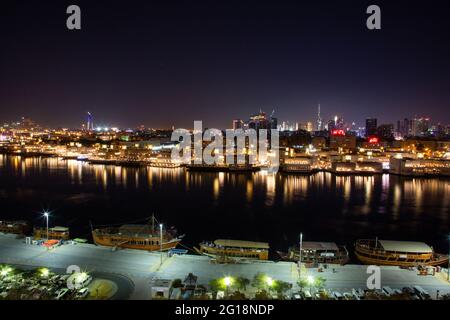 Nachtansicht des Gold-Souks und des Baches mit Burj Khalifa in der Ferne. Dubai, VAE, 12.12.2018 Stockfoto