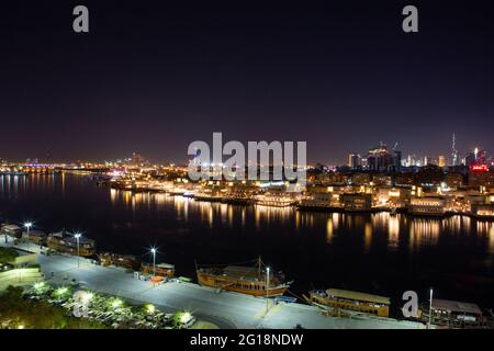 Nachtansicht des Gold-Souks und des Baches mit Burj Khalifa in der Ferne. Dubai, VAE, 12.12.2018 Stockfoto