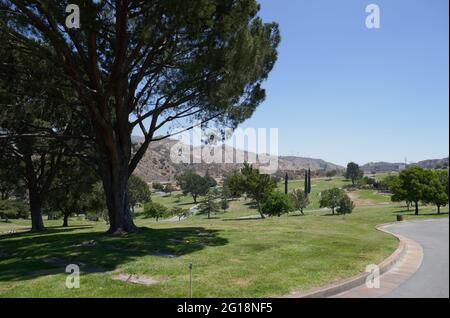 Newhall, California, USA 4. Juni 2021 EIN allgemeiner Blick auf die Atmosphäre des Eternal Valley Memorial Park am 4. Juni 2021 auf dem 23287 Sierra Highway in Newhall, Kalifornien, USA. Foto von Barry King/Alamy Stockfoto Stockfoto