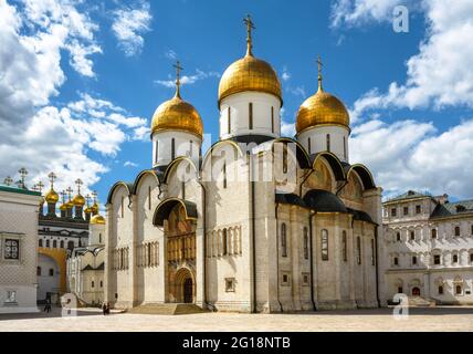 Kathedrale von Dormition (Mariä Himmelfahrt) im Moskauer Kreml, Russland. Es ist ein berühmtes Wahrzeichen Moskaus. Russische orthodoxe Kathedrale mit alten fre dekoriert Stockfoto