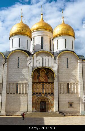 Annahme oder Dormition-Kathedrale im Moskauer Kreml, Russland. Vertikale Ansicht der russisch-orthodoxen Kathedrale mit alten Fresken geschmückt, Wahrzeichen Stockfoto