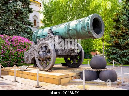 Zar Cannon (König der Kanonen) im Moskauer Kreml, Russland. Es ist alte berühmte Touristenattraktion von Moskau. Große Bronzekanone, Puschka auf Russisch, in Moskau Stockfoto