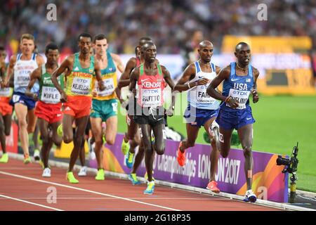 Paul Chelimo (USA, Bronzemedaille), Mo Farah (GBR, Silbermedaille). 5000 Meter Männer Finale. IAAF World Championships London 2017 Stockfoto