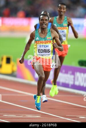 Muktar Edris (Äthiopien) gewinnt die 5000-Meter-Männer-Goldmedaille und bleibt Mo Farah (Großbritannien) auf dem zweiten Platz - IAAF World Championships London 2017 Stockfoto