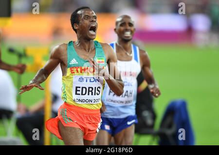 Muktar Edris (Äthiopien) gewinnt die 5000-Meter-Männer-Goldmedaille und bleibt Mo Farah (Großbritannien) auf dem zweiten Platz - IAAF World Championships London 2017 Stockfoto