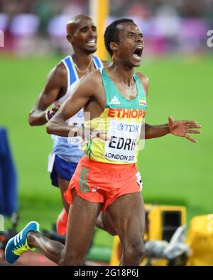 Muktar Edris (Äthiopien) gewinnt die 5000-Meter-Männer-Goldmedaille und bleibt Mo Farah (Großbritannien) auf dem zweiten Platz - IAAF World Championships London 2017 Stockfoto