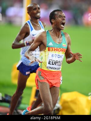 Muktar Edris (Äthiopien) gewinnt die 5000-Meter-Männer-Goldmedaille und bleibt Mo Farah (Großbritannien) auf dem zweiten Platz - IAAF World Championships London 2017 Stockfoto