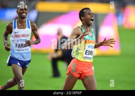 Muktar Edris (Äthiopien) gewinnt die 5000-Meter-Männer-Goldmedaille und bleibt Mo Farah (Großbritannien) auf dem zweiten Platz - IAAF World Championships London 2017 Stockfoto