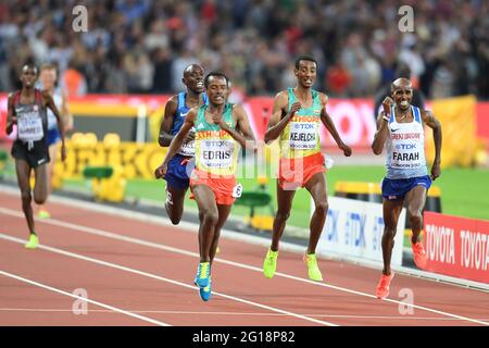 Muktar Edris (Äthiopien) gewinnt die 5000-Meter-Männer-Goldmedaille und bleibt Mo Farah (Großbritannien) auf dem zweiten Platz - IAAF World Championships London 2017 Stockfoto