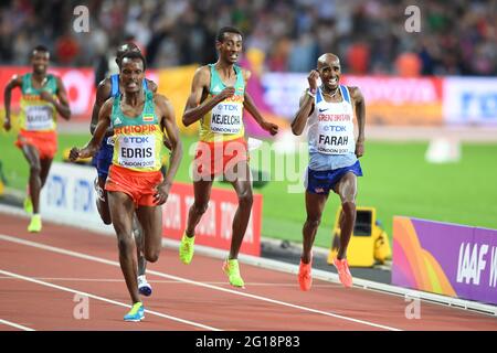 Muktar Edris (Äthiopien) gewinnt die 5000-Meter-Männer-Goldmedaille und bleibt Mo Farah (Großbritannien) auf dem zweiten Platz - IAAF World Championships London 2017 Stockfoto