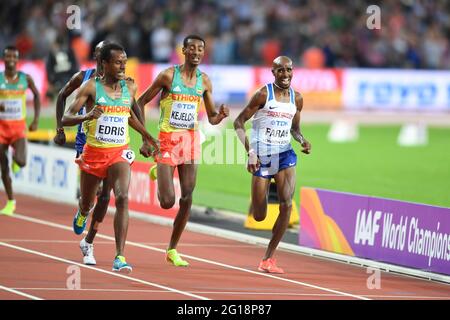 Muktar Edris (Äthiopien) gewinnt die 5000-Meter-Männer-Goldmedaille und bleibt Mo Farah (Großbritannien) auf dem zweiten Platz - IAAF World Championships London 2017 Stockfoto