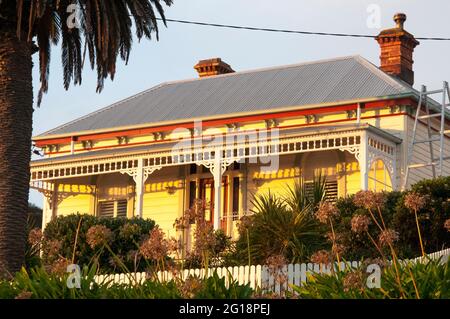 Holzhaus mit Doppelfronten aus der viktorianischen Zeit im historischen Township Stanley, im Nordwesten Tasmaniens, Australien Stockfoto