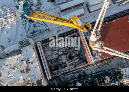 Archangelsk, Russland - 25. Februar 2021: Ladung in den Frachtraum eines Seeschiffs verladen. Stockfoto