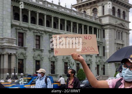 Protest gegen die Korruption der Regierung guatemalas und die Verfolgung zivilgesellschaftlicher Führer. Tage vor dem Besuch des Vizepräsidenten von US Kamala Harris Stockfoto