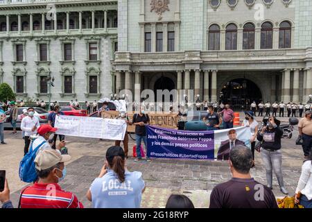 Protest gegen die Korruption der Regierung guatemalas und die Verfolgung zivilgesellschaftlicher Führer. Tage vor dem Besuch des Vizepräsidenten von US Kamala Harris Stockfoto