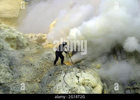 Ein Bergmann, der in den Schwefelminen des Vulkans Kawah Ijen arbeitet Stockfoto