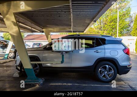 Ein grauer GMC Terrain SUV parkte am Drive-in-Menuboard unter der Markise am Root Beer Stand in Antwerpen, Ohio, USA. Stockfoto