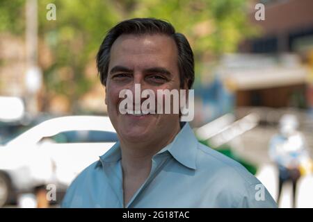 NEW YORK, NY – 05. JUNI: Der Senat des Bundesstaates New York, Michael Gianaris, wurde während der Einführung der Safe Summer 2021 Initiative am 5. Juni 2021 in den Queensbridge Houses in New York City gesehen. Senator Chuck Schumer, der mit Michael Gianaris, Bischof Mitchell Gordon Taylo von Urban Uobound, Aktivist und Einwohner von New York, zusammen mit dem Senat des Bundesstaates New York steht, rief Präsident Joe Biden dazu auf, 780 MILLIARDEN US-Dollar aus dem American Jobs Plan für die Wohnungssanierung im öffentlichen Wohnungsbau und NYCHA bereitzustellen. Die Initiative „Sicherer Sommer 2021“ wird von den Führern des NYC Crisis Management System geleitet und vom Büro des New Yorker Bürgermeisters zur Verhinderung von Schusswaffen unterstützt Stockfoto