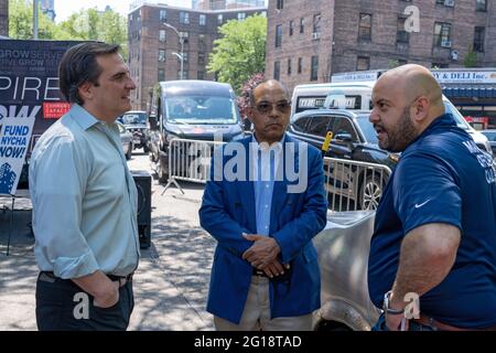NEW YORK, NY – 05. JUNI: Der Senat von New York, Michael Gianaris, Bischof Mitchell Gordon Taylo von Urban Uobound und der Vertreter des Bürgermeisteramtes, wurden während der Einführung der Safe Summer 2021 Initiative am 5. Juni 2021 in den Queensbridge Houses in New York City gesehen. Senator Chuck Schumer, der mit Michael Gianaris, Bischof Mitchell Gordon Taylo von Urban Uobound, Aktivist und Einwohner von New York, zusammen mit dem Senat des Bundesstaates New York steht, rief Präsident Joe Biden dazu auf, 780 MILLIARDEN US-Dollar aus dem American Jobs Plan für die Wohnungssanierung im öffentlichen Wohnungsbau und NYCHA bereitzustellen. Die Initiative „Sicherer Sommer 2021“ wird von Führungskräften des NYC Crisis Management System geleitet und von unterstützt Stockfoto
