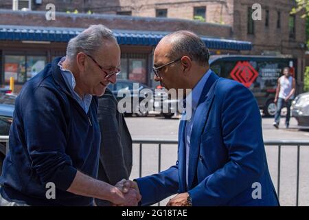 NEW YORK, NY – 05. JUNI: Senator Chuck Schumer (D-NY), Mehrheitsvorsitzender des Senats, schüttelt die Hände mit Bischof Mitchell Gordon Taylo von Urban Uobound während der Einführung der Safe Summer 2021 Initiative in den Queensbridge Houses am 5. Juni 2021 in New York City. Senator Chuck Schumer, der mit Michael Gianaris, Bischof Mitchell Gordon Taylo von Urban Uobound, Aktivist und Einwohner von New York, zusammen mit dem Senat des Bundesstaates New York steht, rief Präsident Joe Biden dazu auf, 780 MILLIARDEN US-Dollar aus dem American Jobs Plan für die Wohnungssanierung im öffentlichen Wohnungsbau und NYCHA bereitzustellen. Die Initiative „Sicherer Sommer 2021“ wird von Führungskräften des NYC Crisis Management System geleitet und von der unterstützt Stockfoto