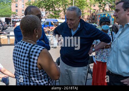 NEW YORK, NY – 05. JUNI: Senator Chuck Schumer (D-NY), Mehrheitsführer des Senats, trifft lokale Aktivisten während der Einführung der Safe Summer 2021 Initiative in Queensbridge Houses am 5. Juni 2021 in New York City. Senator Chuck Schumer, der mit Michael Gianaris, Bischof Mitchell Gordon Taylo von Urban Uobound, Aktivist und Einwohner von New York, zusammen mit dem Senat des Bundesstaates New York steht, rief Präsident Joe Biden dazu auf, 780 MILLIARDEN US-Dollar aus dem American Jobs Plan für die Wohnungssanierung im öffentlichen Wohnungsbau und NYCHA bereitzustellen. Die Initiative „Sicherer Sommer 2021“ wird von führenden Persönlichkeiten des NYC Crisis Management System geleitet und vom Office of the NYC Public Advocate und der unterstützt Stockfoto