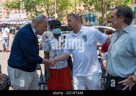 NEW YORK, NY – 05. JUNI: Senator Chuck Schumer (D-NY), Mehrheitsführer des Senats, trifft lokale Aktivisten während der Einführung der Safe Summer 2021 Initiative in Queensbridge Houses am 5. Juni 2021 in New York City. Senator Chuck Schumer, der mit Michael Gianaris, Bischof Mitchell Gordon Taylo von Urban Uobound, Aktivist und Einwohner von New York, zusammen mit dem Senat des Bundesstaates New York steht, rief Präsident Joe Biden dazu auf, 780 MILLIARDEN US-Dollar aus dem American Jobs Plan für die Wohnungssanierung im öffentlichen Wohnungsbau und NYCHA bereitzustellen. Die Initiative „Sicherer Sommer 2021“ wird von führenden Persönlichkeiten des NYC Crisis Management System geleitet und vom Office of the NYC Public Advocate und der unterstützt Stockfoto