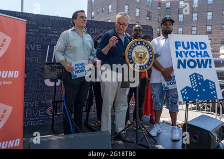 NEW YORK, NY – 05. JUNI: Senator Chuck Schumer (D-NY), Mehrheitsvorsitzender des Senats, spricht während der Einführung der Safe Summer 2021-Initiative in den Queensbridge Houses am 5. Juni 2021 in New York City. Senator Chuck Schumer, der mit Michael Gianaris, Bischof Mitchell Gordon Taylo von Urban Uobound, Aktivist und Einwohner von New York, zusammen mit dem Senat des Bundesstaates New York steht, rief Präsident Joe Biden dazu auf, 780 MILLIARDEN US-Dollar aus dem American Jobs Plan für die Wohnungssanierung im öffentlichen Wohnungsbau und NYCHA bereitzustellen. Die Initiative „Sicherer Sommer 2021“ wird von den Führern des NYC Crisis Management System geleitet und vom Office of the NYC Public Advocate und dem Mayor's Office unterstützt Stockfoto