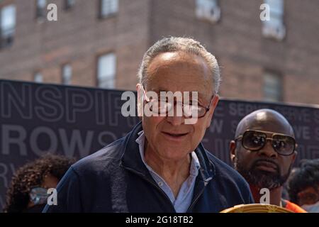 NEW YORK, NY – 05. JUNI: Senator Chuck Schumer (D-NY), Mehrheitsvorsitzender des Senats, spricht während der Einführung der Safe Summer 2021-Initiative in den Queensbridge Houses am 5. Juni 2021 in New York City. Senator Chuck Schumer, der mit Michael Gianaris, Bischof Mitchell Gordon Taylo von Urban Uobound, Aktivist und Einwohner von New York, zusammen mit dem Senat des Bundesstaates New York steht, rief Präsident Joe Biden dazu auf, 780 MILLIARDEN US-Dollar aus dem American Jobs Plan für die Wohnungssanierung im öffentlichen Wohnungsbau und NYCHA bereitzustellen. Die Initiative „Sicherer Sommer 2021“ wird von den Führern des NYC Crisis Management System geleitet und vom Office of the NYC Public Advocate und dem Mayor's Office unterstützt Stockfoto