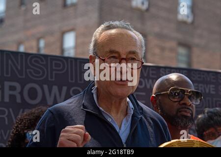 NEW YORK, NY – 05. JUNI: Senator Chuck Schumer (D-NY), Mehrheitsvorsitzender des Senats, spricht während der Einführung der Safe Summer 2021-Initiative in den Queensbridge Houses am 5. Juni 2021 in New York City. Senator Chuck Schumer, der mit Michael Gianaris, Bischof Mitchell Gordon Taylo von Urban Uobound, Aktivist und Einwohner von New York, zusammen mit dem Senat des Bundesstaates New York steht, rief Präsident Joe Biden dazu auf, 780 MILLIARDEN US-Dollar aus dem American Jobs Plan für die Wohnungssanierung im öffentlichen Wohnungsbau und NYCHA bereitzustellen. Die Initiative „Sicherer Sommer 2021“ wird von den Führern des NYC Crisis Management System geleitet und vom Office of the NYC Public Advocate und dem Mayor's Office unterstützt Stockfoto