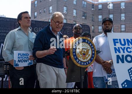 NEW YORK, NY – 05. JUNI: Senator Chuck Schumer (D-NY), Mehrheitsvorsitzender des Senats, spricht während der Einführung der Safe Summer 2021-Initiative in den Queensbridge Houses am 5. Juni 2021 in New York City. Senator Chuck Schumer, der mit Michael Gianaris, Bischof Mitchell Gordon Taylo von Urban Uobound, Aktivist und Einwohner von New York, zusammen mit dem Senat des Bundesstaates New York steht, rief Präsident Joe Biden dazu auf, 780 MILLIARDEN US-Dollar aus dem American Jobs Plan für die Wohnungssanierung im öffentlichen Wohnungsbau und NYCHA bereitzustellen. Die Initiative „Sicherer Sommer 2021“ wird von den Führern des NYC Crisis Management System geleitet und vom Office of the NYC Public Advocate und dem Mayor's Office unterstützt Stockfoto