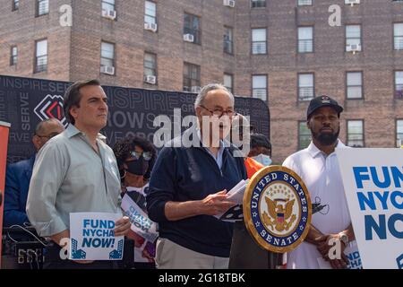 NEW YORK, NY – 05. JUNI: Senator Chuck Schumer (D-NY), Mehrheitsvorsitzender des Senats, spricht während der Einführung der Safe Summer 2021-Initiative in den Queensbridge Houses am 5. Juni 2021 in New York City. Senator Chuck Schumer, der mit Michael Gianaris, Bischof Mitchell Gordon Taylo von Urban Uobound, Aktivist und Einwohner von New York, zusammen mit dem Senat des Bundesstaates New York steht, rief Präsident Joe Biden dazu auf, 780 MILLIARDEN US-Dollar aus dem American Jobs Plan für die Wohnungssanierung im öffentlichen Wohnungsbau und NYCHA bereitzustellen. Die Initiative „Sicherer Sommer 2021“ wird von den Führern des NYC Crisis Management System geleitet und vom Office of the NYC Public Advocate und dem Mayor's Office unterstützt Stockfoto