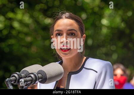 NEW YORK, NY – 05. JUNI: Die Kongressabgeordnete der Vereinigten Staaten, Alexandria Ocasio-Cortez, spricht am 5. Juni 2021 bei einer Kundgebung vor dem Rathaus in New York City. Die Vertreterin Alexandria Ocasio-Cortez unterstützt Juumane Williams als Public Advocate, Brad Lander als Comptroller sowie 60 progressive New Yorker Stadtratanwärter, die sich über alle fünf Bezirke erstrecken und das Courage to Change Pledge ergriffen haben. Stockfoto