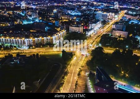 Lichter der Stadt Minsk, Weißrussland in der Nacht von oben. Luftdrohnenfoto. Stockfoto