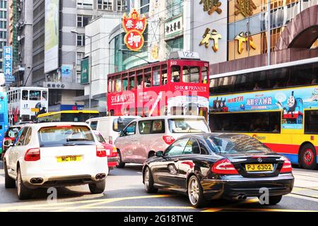 HONGKONG – APR. 19, 2011 : Hong Kong Rush Hour Verkehr entlang Connaught Road in Central. Stockfoto