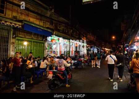 BANGKOK - NOVEMBER 9, 2019 : Touristen kaufen und essen Essen in Yaowarat Straße, Hauptstraße in Chinatown, die berühmte Nacht Street Food in Bangkok auf Novemb Stockfoto