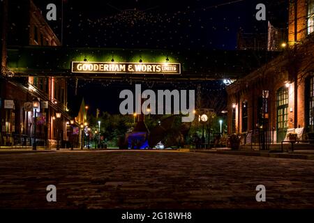 Nacht im Toronto Distillery District Stockfoto